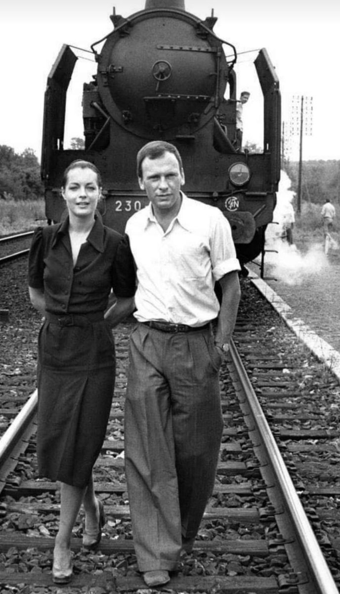 #Bales2024FilmChallenge
@bales1181
June Day 6: World War II

LE TRAIN
(Pierre Granier-Deferre, 1973)

France, 1940: trains full of refugees flee the advancing German troops...

Written by #GeorgesSimenon

📷 Jean-Louis Trintignant,
Romy Schneider