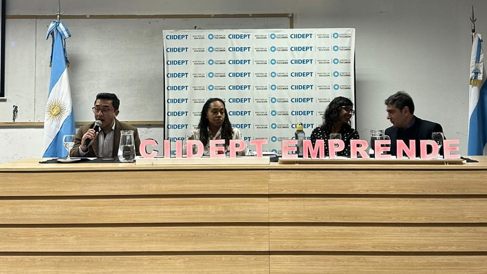 El Clúster Tecnológico Tucumán está acompañado al CIIDEPT del Ministerio de Educacion de la Provincia en el lanzamiento de CIIDEPT EMPRENDE.

🙋‍♀️Este programa busca acompañar a los jóvenes en que entiendan y se inserten en lo que es la Industria de la Economía del Conocimiento.