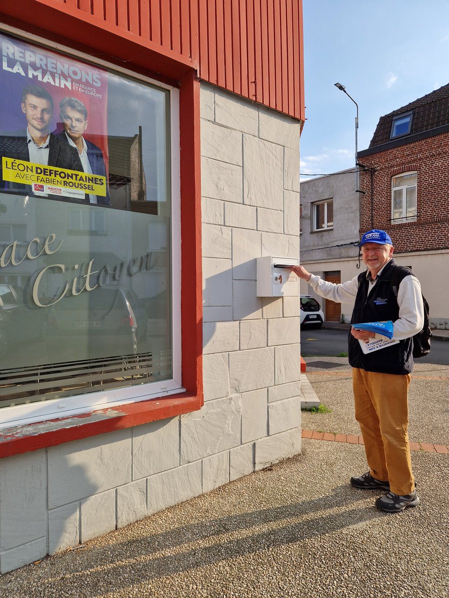 RJonathan59's tweet photo. Au lieu d'écouter M. MACRON faire son show et son blablabla.
Nous l'équipe #RN59 d'Armentières toujours en action pour un résultat. 👍
#DimancheJeVoteBardella https://t.co/fRDKpsAJuV