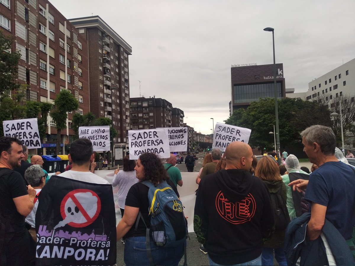aavvbilbao's tweet photo. Beste behin ere argi utzi dugu gure auzoetan kalitatezko airea arnastu nahi dugula. 
Volvemos a salir a las calles para reivindicar un aire de calidad en nuestros barrios. 
#SaderProfersaKanpora 
#AuzoakBizirikAuzoakBorrokan https://t.co/zqpiNnrjXm