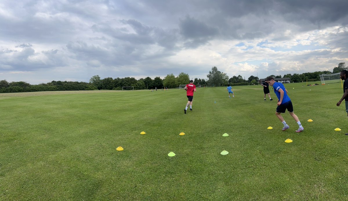 Callum_bolger1's tweet photo. Group session tonight with @Albert_Perry_ @AlMossy2 @HeavJBende7 @Charlie_Perry_1 @dphillips05 ⚽️ https://t.co/C5qH0LOIlw