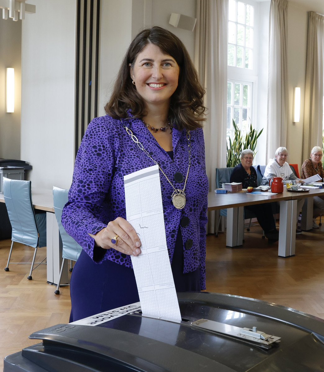 Van onze inwoners die mogen stemmen heeft 53,8% hun stem uitgebracht. 👏
Het opkomstpercentage van 2019 was 50,9%.  De definitieve uitslag per partijvolgt maandag.