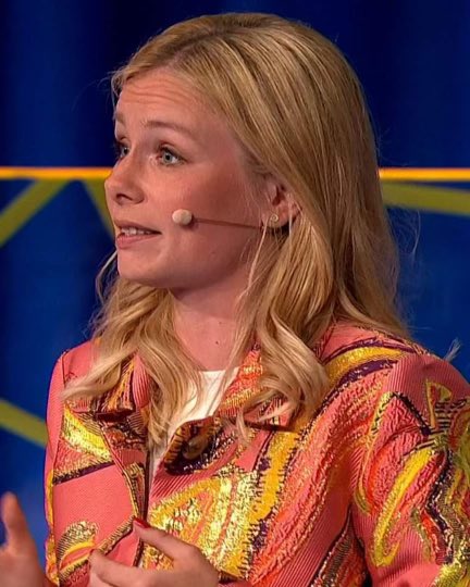 - Vi skal sørge for Ukraine vinder krigen. 
 
- Vejen til fred har flere spor. For det første skal vi støtte Ukraine militært, og leve op til de løfter, vi allerede har givet dem. Vi skal øge den militære støtte.
 
- Men mens vi snakker om, hvordan vi støtter Ukraine militært,