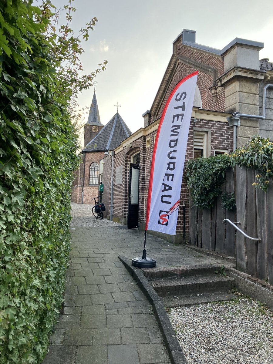 ServaasStoop's tweet photo. Een minuut voor de sluitingstijd kwam ik bij het stembureau #Tuil. Na 21.00 uur is de grote klus van het tellen begonnen. Respect voor al die stembureauleden die ervoor zorgden dat het stemproces zorgvuldig verliep! https://t.co/ATcSjJ6hwG