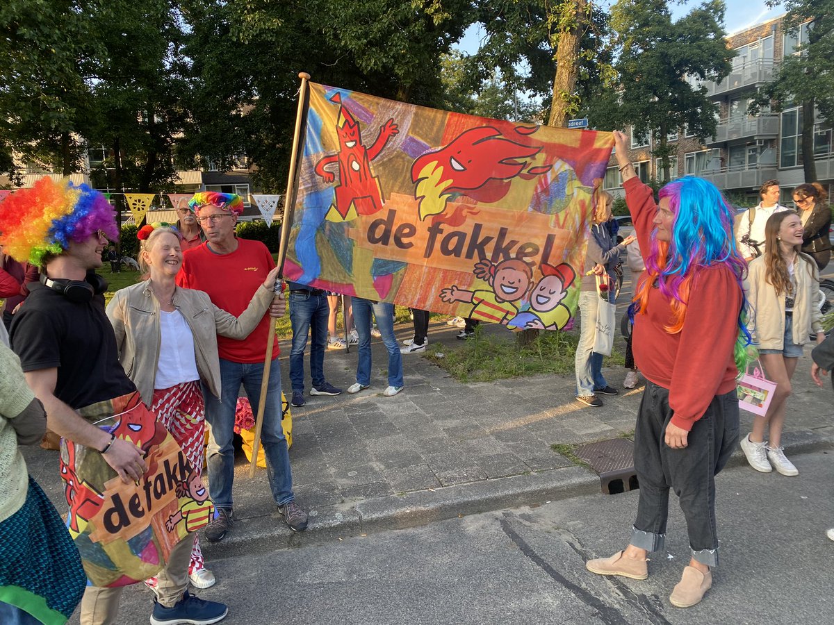 Team Fakkel stond klaar met vlag en bloemen .. #avond4daagse #laatsteavond