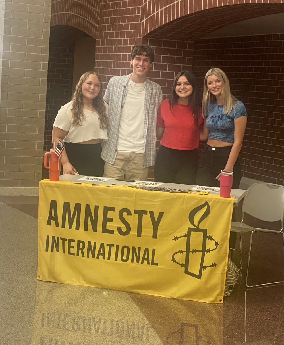 TurnersKnights's tweet image. Check out @KellamHigh Amnesty International Club helping our seniors to register for vote. Big things to come for this crew next year!