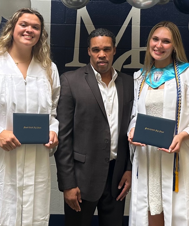 CoachLovett11's tweet image. Congrats to our seniors as they graduated today. Wishing them continued success in the future!