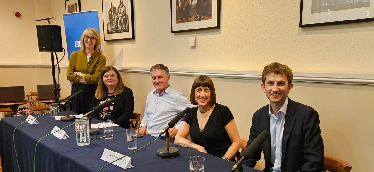 Bethan Rhys Roberts (@bethanrhys) on Twitter photo Trafodaeth fywiog ar #hawliholi heno <a href="/BBCRadioCymru/">Radio Cymru</a> Diolch i’r panelwyr a’r gynulleidfa yn Ystradgynlais 👍🏻📻 Trafodaeth fywiog ar #hawliholi heno <a href="/BBCRadioCymru/">Radio Cymru</a> Diolch i’r panelwyr a’r gynulleidfa yn Ystradgynlais 👍🏻📻