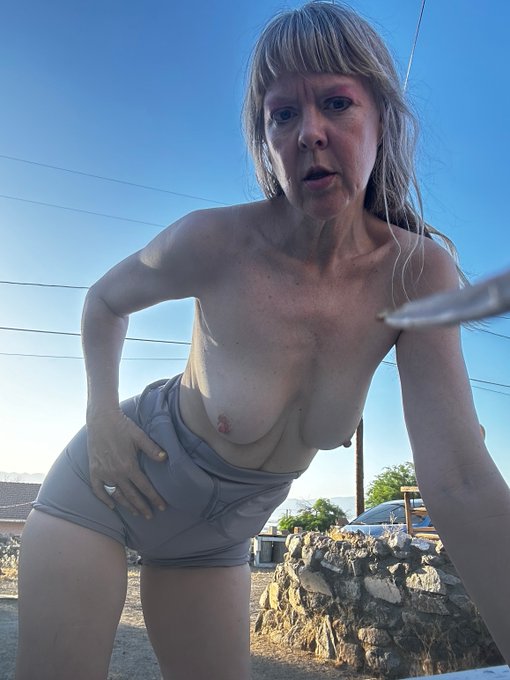 NaughtyNana - Greetings from the bad part of town where I tend to tend to trend https://t.co/Sz5YH7Uo2N