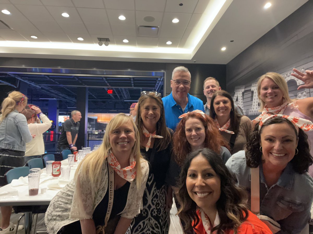 D59JulietteLow's tweet photo. @DaveandBusters #dnbteambuilding https://t.co/8HAXoF0oWY