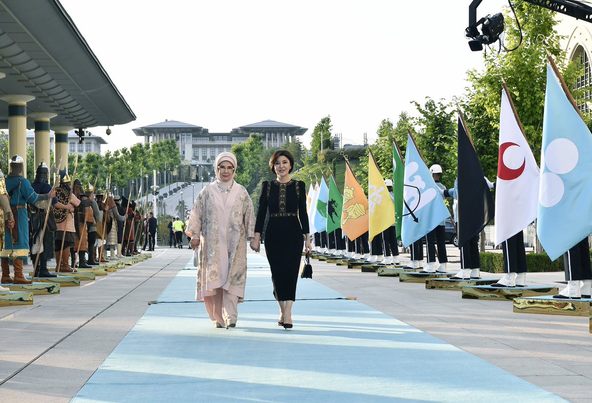 EmineErdogan's tweet photo. Ülkemize resmi ziyarette bulunan Özbekistan Devlet Başkanı Şevket Mirziyoyev ve değerli eşi Ziroat Mirziyoyeva ile “Asırlık Tatların Buluşma Noktası: Yedi Bölgede Türk Mutfağı” sergisini ziyaret ettik.

Yedi bölgenin birbirinden farklı ve zengin reçetelerini keşfederken, bu lezzetlerin binlerce yıllık geçmişe dayanan hikâyelerini dinledik. 

Serginin ardından, kardeş Özbekistan ile diplomatik ilişkilerimizin 32. yıl dönümü vesilesiyle gerçekleştirilen Devlet Nişanı ve Tevcih Töreni’nde bir araya gelerek, tarihi anların mutluluğunu paylaştık. 

Bu anlamlı ziyaretin, iki ülke arasındaki ilişkileri her alanda daha da güçlendirmesini diliyorum.