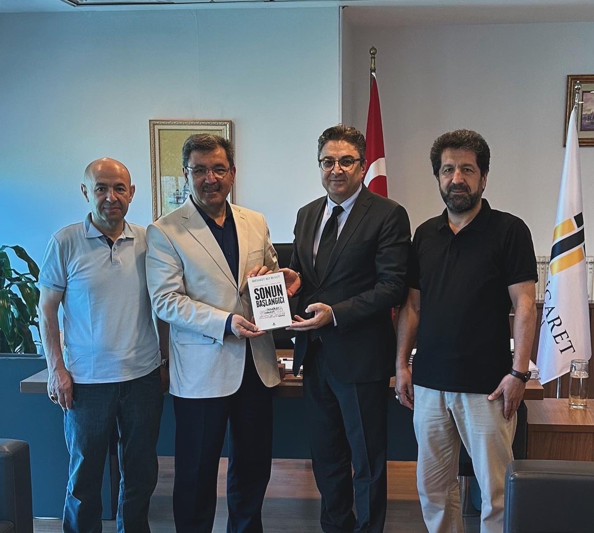 İstanbul Ticaret üniversitesi Mütevelli Heyet Başkanı Dr. İsrafil Kuralay, Rektör Prof. Dr. Abdulhamit Avşar ve Genel Sekreter Erdal Cesar’ı zİyarette bulunarak görevlerinde başarı diledik. Üniversite ile Yayın Grubumuz arasında işbirliği konularını müzakere ettik.