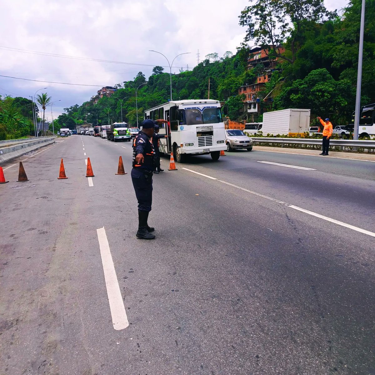 transitoCaracas's tweet photo. Es importante la cercanía con los transportistas y siempre velar por la seguridad de los pasajeros para que lleguen bien a su destino, por eso el @transitocpnb_autopistascaracas realiza abordaje a estas unidades.

🚓 TRÁNSITO CONTIGO👮🏻‍♀️ https://t.co/spm4gkezlz