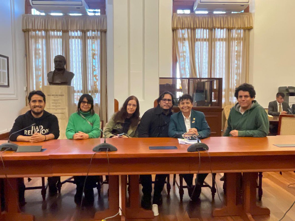 suselparedes's tweet photo. He recibido  a cineastas, guionistas y productores del colectivo en Defensa del Cine, y me solidarizo con su lucha por una Ley de Cine sin censura ni discriminación. El arte no se limita, ni domestica.  ¿Y el @MinCulturaPe ? Inexistente. https://t.co/fDwT8R2jnr