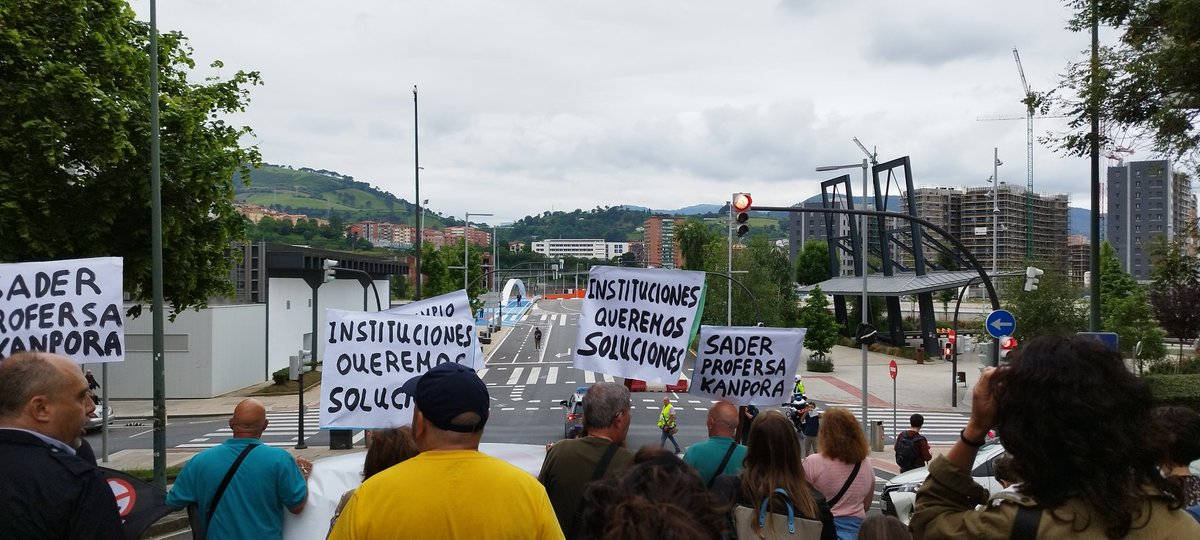 saderprokanpora's tweet photo. San Inazion egon gara gaur, Sader eta Profersa Bilbotik alde egin behar dutela eskatzeko.
A la finalización de la mani, hemos podido observar como salía humo de Profersa, @agaleus algo que explicar? @Irekia no ibais a vigilar?
#SaderProfersaKanpora https://t.co/P5Ue1L97Da