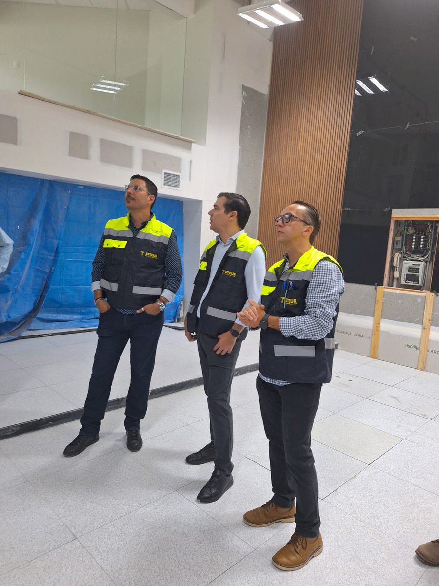 MonrazDiego's tweet photo. Hoy supervisamos en la Estación Juarez, los avances de obra del nuevo Centro de Control de las Línea 1 y Línea 2 del @SITEURJAL que a finales de Agosto se estará concluyendo junto con la automatización de la Línea 1 
🚊🖥️✅ https://t.co/DbVlB7uFQb