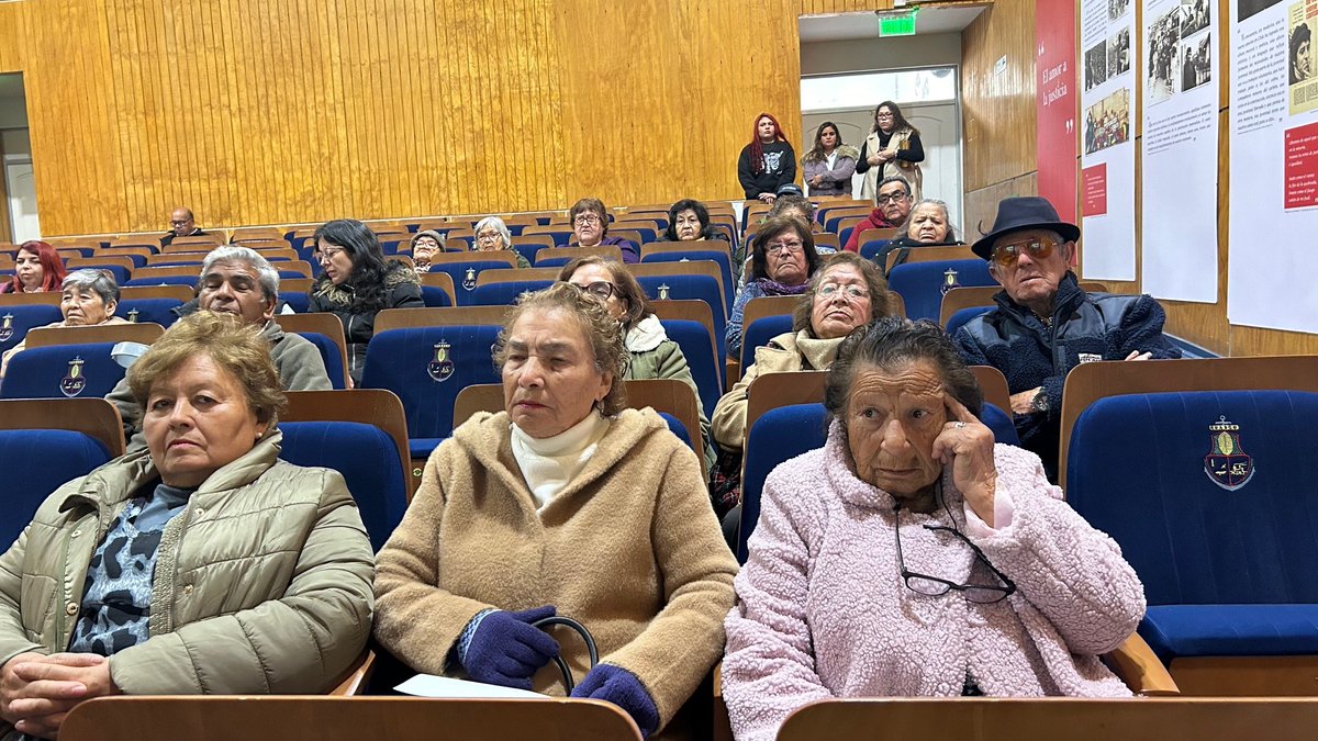 SenamaAtacama's tweet photo. En el marco del Programa Escuela estuvimos en la Comuna de Huasco con una Jornada Participativa Territorial sobre Salud Mental, Demencias y Manejo de las Emociones con las Profesionales de la Seremia de Salud, Lorna Villalobos y Schirley Colman. 🤗 https://t.co/NMatzxRxE1