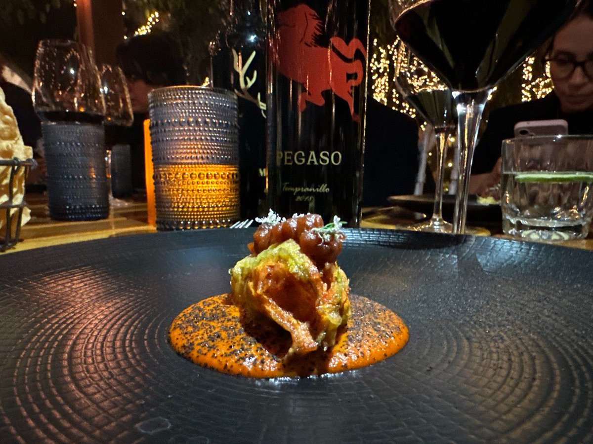 Food and Travel MX (@foodandtravelmx) on Twitter photo Olimpia Calderón, chef del restaurante <a href="/zanayamx/">Zanaya Restaurante</a>, presentará los sabores de Nayarit en preparaciones como el pulpo zarandeado con adobo de chile guajillo. ¿Delicioso? El sope de ostión acompañado de la etiqueta Pegaso de #Encinillas.
<a href="/FSMexico/">Four Seasons Mexico</a> Olimpia Calderón, chef del restaurante <a href="/zanayamx/">Zanaya Restaurante</a>, presentará los sabores de Nayarit en preparaciones como el pulpo zarandeado con adobo de chile guajillo. ¿Delicioso? El sope de ostión acompañado de la etiqueta Pegaso de #Encinillas.
<a href="/FSMexico/">Four Seasons Mexico</a>