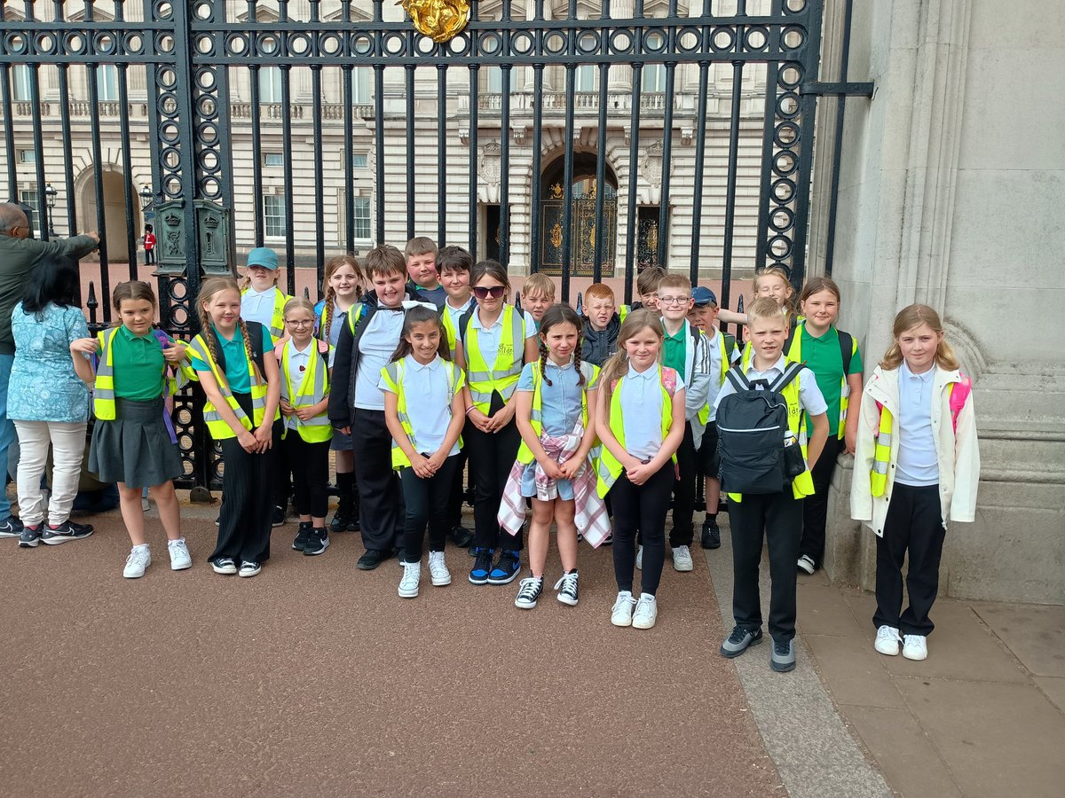 childrensuni's tweet photo. A great day in London with year5 @sclasshps , great behaviour from the children, Science museum, river cruise, a special visit to the door of no10, and Buckingham palace big thanks to Pat and Charlie our @childrensuni volunteers https://t.co/Xkwzkluuk8