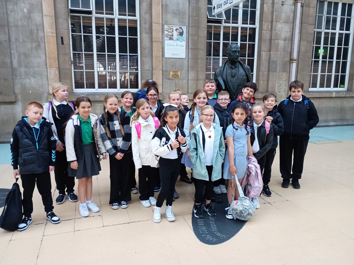 childrensuni's tweet photo. A great day in London with year5 @sclasshps , great behaviour from the children, Science museum, river cruise, a special visit to the door of no10, and Buckingham palace big thanks to Pat and Charlie our @childrensuni volunteers https://t.co/Xkwzkluuk8
