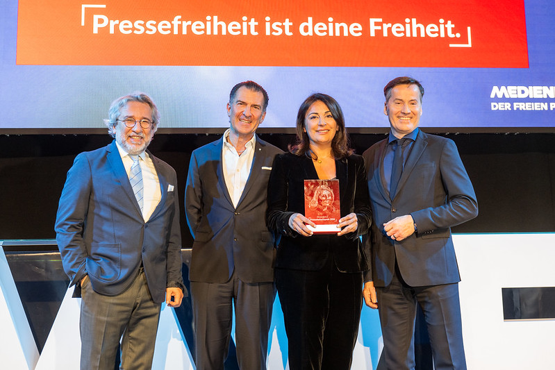 MVFP_Presse's tweet photo. Die #Journalistin, #Kriegsberichterstatterin und #Menschenrechtlerin @DuezenTekkal wurde heute Abend im Rahmen der Mediennacht der freien Presse in #Berlin mit dem Pressefreiheitspreis des #MVFP vor über 450 Gästen  ausgezeichnet. Herzlichen Glückwunsch!
https://t.co/ZhiahMubBV https://t.co/s1XA1vfPcg