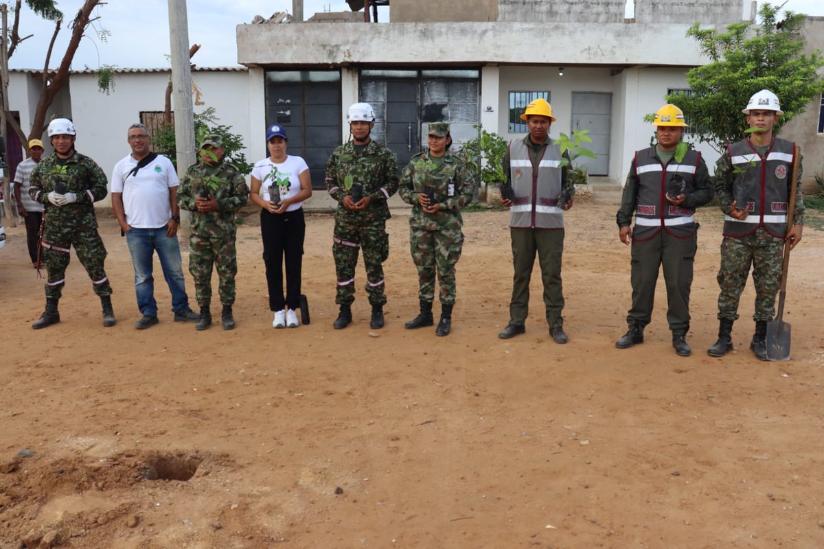La Brigada de Ingenieros de Atención y Prevención de Desastres junto con el BICAR6, BICON 51, BAAID 1, <a href="/GrupoInteraseo/">Interaseo</a>  y <a href="/CORPOGUAJIRA/">Corpoguajira</a> sembraron 50 árboles nativos en el barrio Elion Pinedo en Riohacha, #LaGuajira.

#CustodiosDelMedioAmbiente