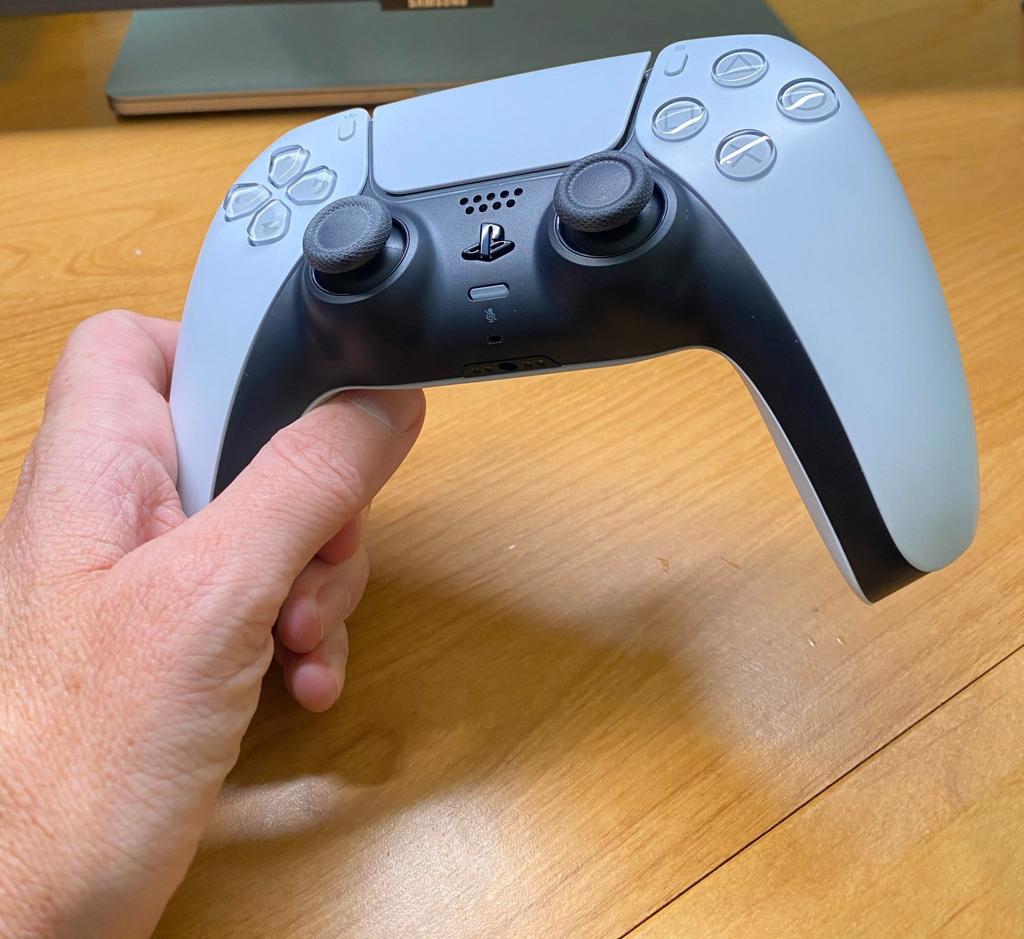 Supersop4's tweet photo. My hands look like this, so that his can look like this. https://t.co/0cy1Y4JHIu