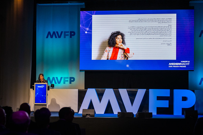 Die #Journalistin, #Kriegsberichterstatterin und #Menschenrechtlerin <a href="/DuezenTekkal/">Düzen Tekkal</a> wurde heute Abend im Rahmen der Mediennacht der freien Presse in #Berlin mit dem Pressefreiheitspreis des #MVFP vor über 450 Gästen  ausgezeichnet. Herzlichen Glückwunsch!
mvfp.de/nachricht/arti…