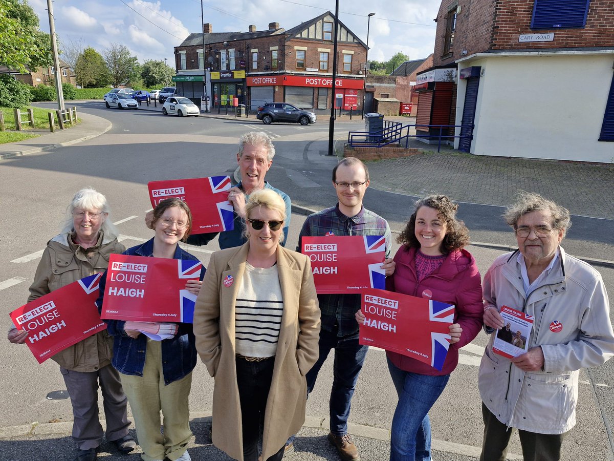 LouHaigh's tweet image. Great evening out with @LabourMC members and chatting to voters in Manor who are joining the Heeley constituency. 

So much support for @UKLabour and people desperate for change 🌹