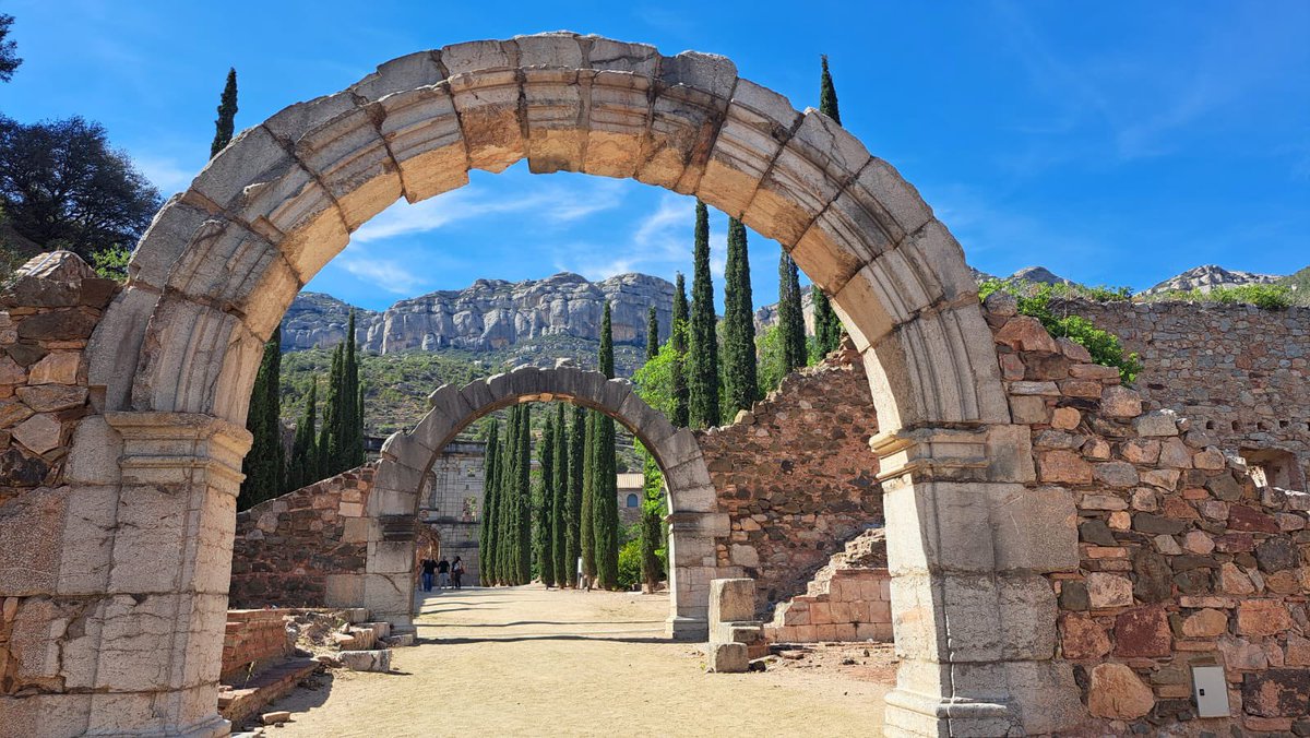 Tancament del #PAcTE a la Cartoixa d’Escaladei.Un escenari màgic ✨ i especial per reflexionar sobre el camí recorregut a l’escola i seguir fent xarxa i avançar en la transformació educativa. Gràcies <a href="/mganduxe/">Mònica</a> i <a href="/Airunvc/">Núria Vaqués Colomé</a> per ser-hi sempre ☺️ <a href="/audi_johnny/">Johnny Audí Gil</a> <a href="/SE_BaixCamp/">Servei Educatiu del Baix Camp</a> <a href="/InnovacioE/">Innovació Educativa, Departament Educació</a>