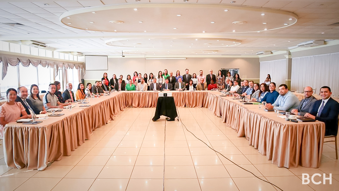 BancoCentral_HN's tweet photo. El 31 de mayo, la Secretaría del Directorio del BCH realizó un conversatorio sobre solicitudes financieras y aseguradoras 📊💼. Inaugurado por el Lic. Carlos Ávila gerente del #BCH, con destacados expositores y valiosas discusiones. https://t.co/wjDIhdCgLS
