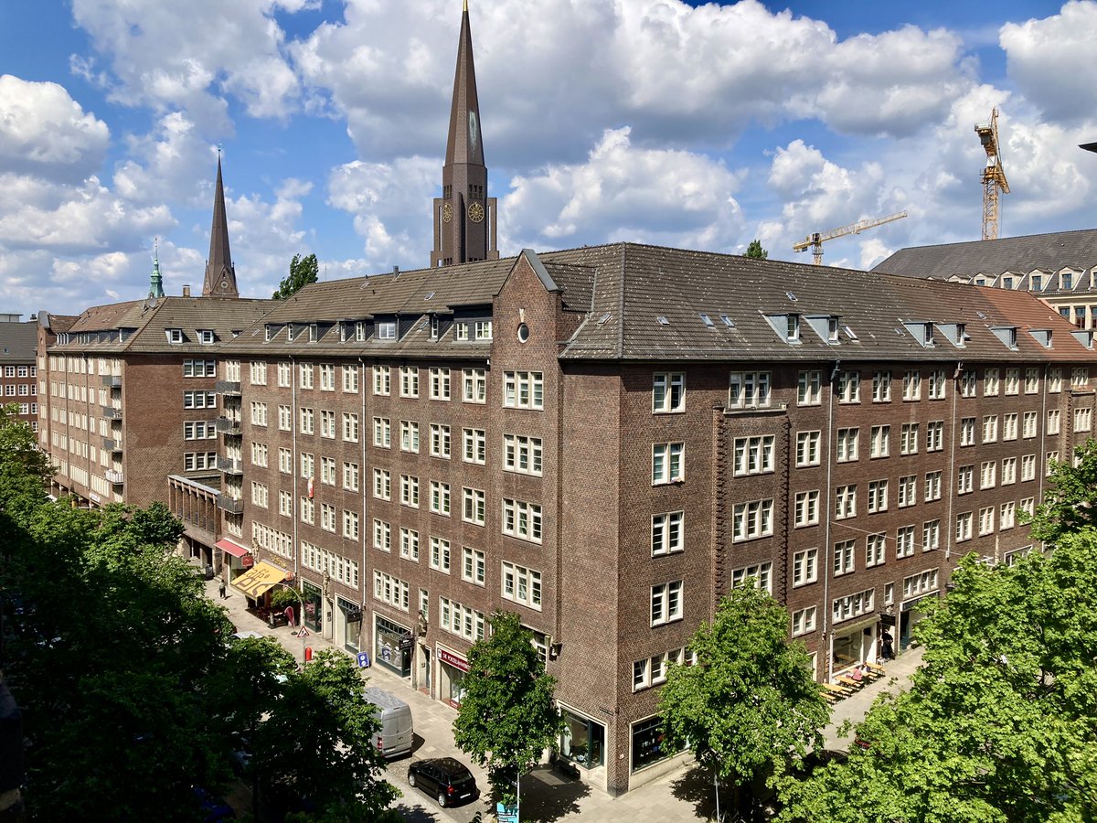 GeorgAlbrecht1's tweet photo. #Kontorhausviertel #Hamburg. #Weltkulturerbe. einzigartiger #Backstein-Charme. 🧱😎 https://t.co/VZaMHwyMTn