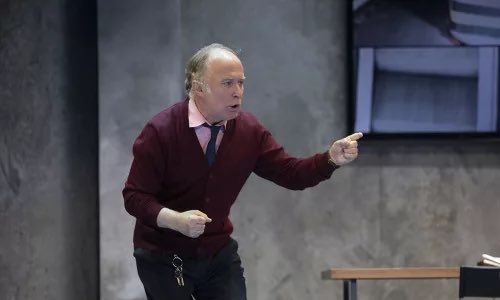 autenticoteatro's tweet photo. .@teatroabadia #Eltraje @BermejoLuis @javiergutialva @Nacho_Redondo @monicaboromello @monica_ONesOFF https://t.co/YDqunLXRSZ