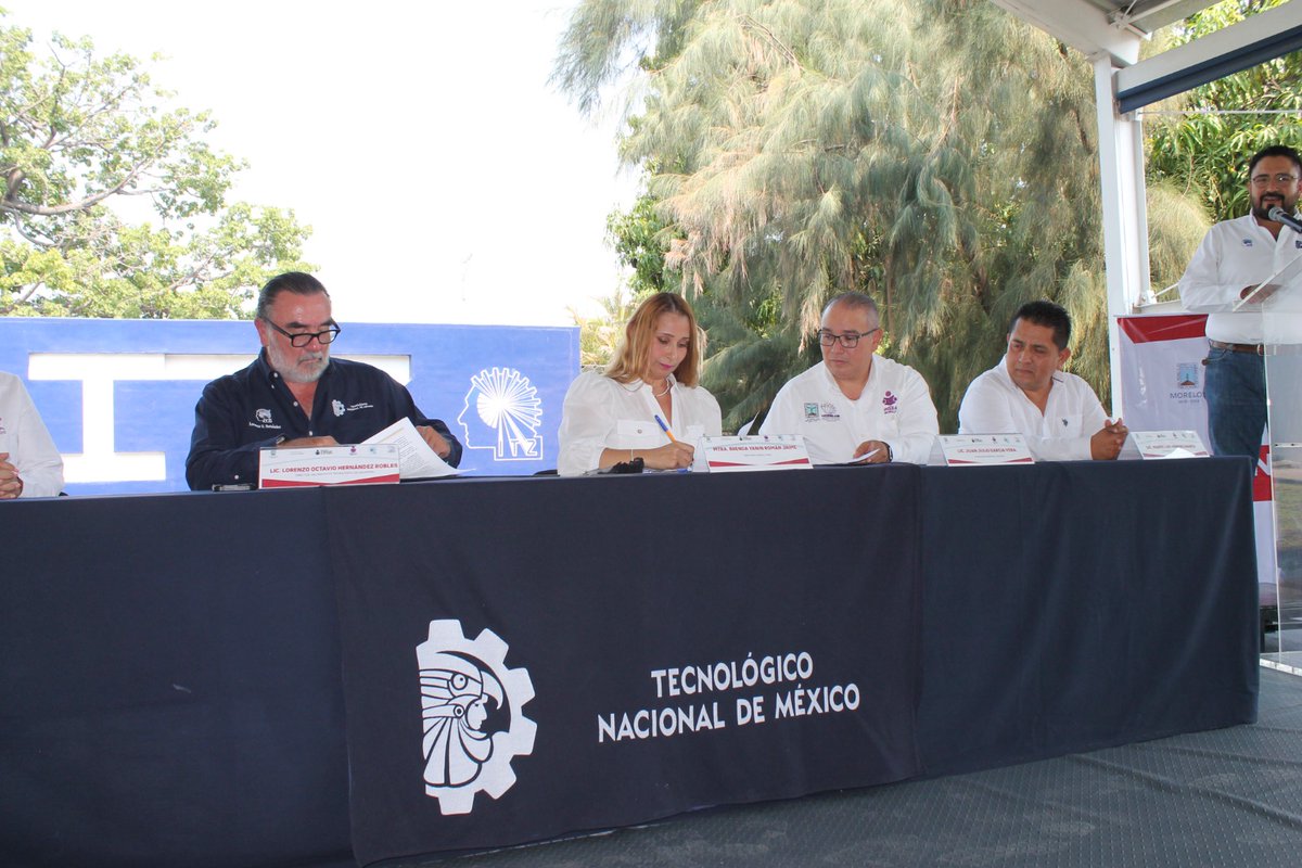 IneeaMorelos's tweet image. 📷📷Ntra. Dir. Gral., Mtra. Brenda Yanin Román Jaime, y el director del #ITZ, Lic. Lorenzo Octavio Hernández Robles Arenas, firmaron un Convenio de Colaboración con el que ambos institutos se comprometen en acercar a los educandos que necesiten...1/3