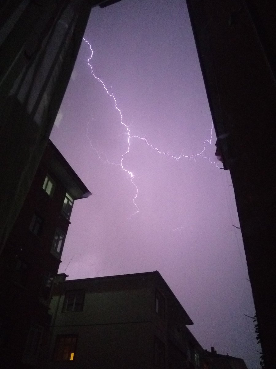merymosse's tweet photo. Ankara'ya yaz geldi, hava çok sıcak dedik akşamına fırtına çıktı. https://t.co/ZiPB3NXyAZ