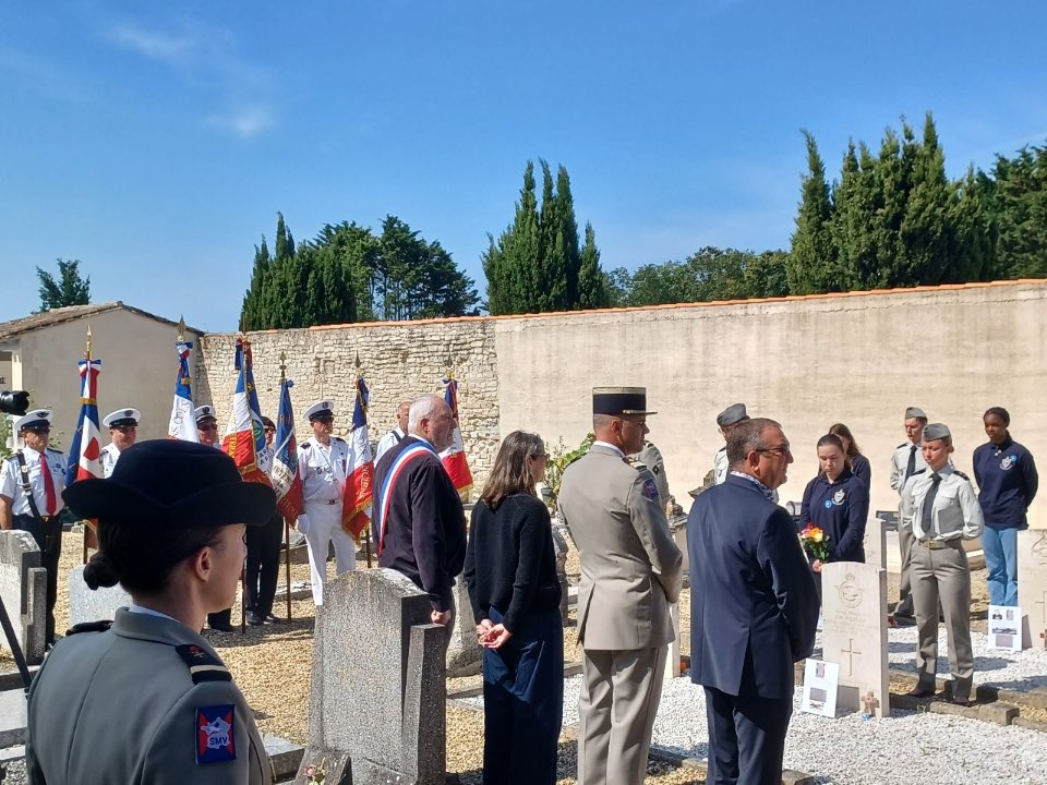 Ce jour, les élèves de la CDSG ont participé à une cérémonie commémorative sur l’Ile de Ré. Ils ont travaillé sur les aviateurs britanniques, canadiens enterrés sur l'île. Le projet permettait d'aborder l'histoire locale de la base sous-marine de La Pallice et conséquences