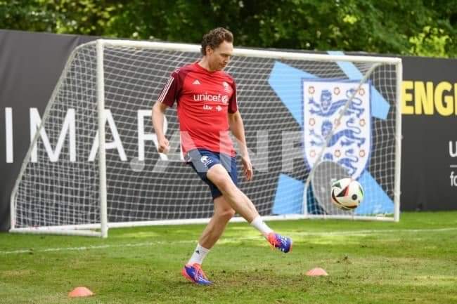 TomHidFansLATAM's tweet photo. Más fotos de Tom en el primer día de entrenamiento para el Soccer Aid 2024, que será el próximo 9 de junio en el estadio Stamford Bridge.💙 ⚽ 🥇 🏆 🏴
📷 anp.
#tomhiddleston #unicef #socceraid2024 #socceraid #Hiddleston #hiddlestoners #hiddlesarmy #hiddleslove https://t.co/4x1oV4aMA6