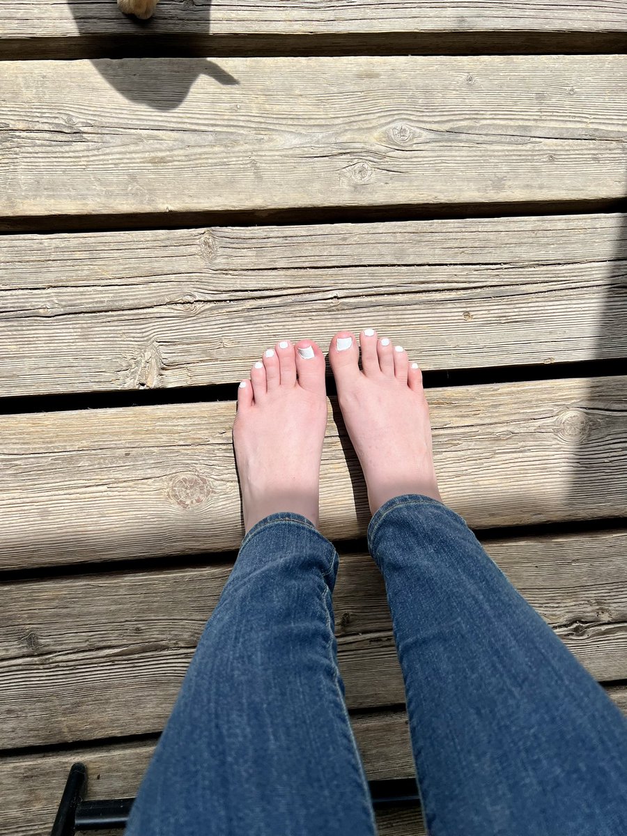 ShowMeYaFeeties's tweet photo. Sunny daze 😶‍🌫️☀️🦶🏻

#feet
#selling
#footcuck 
#FOOTFETİSH https://t.co/j0DD3ArOPE