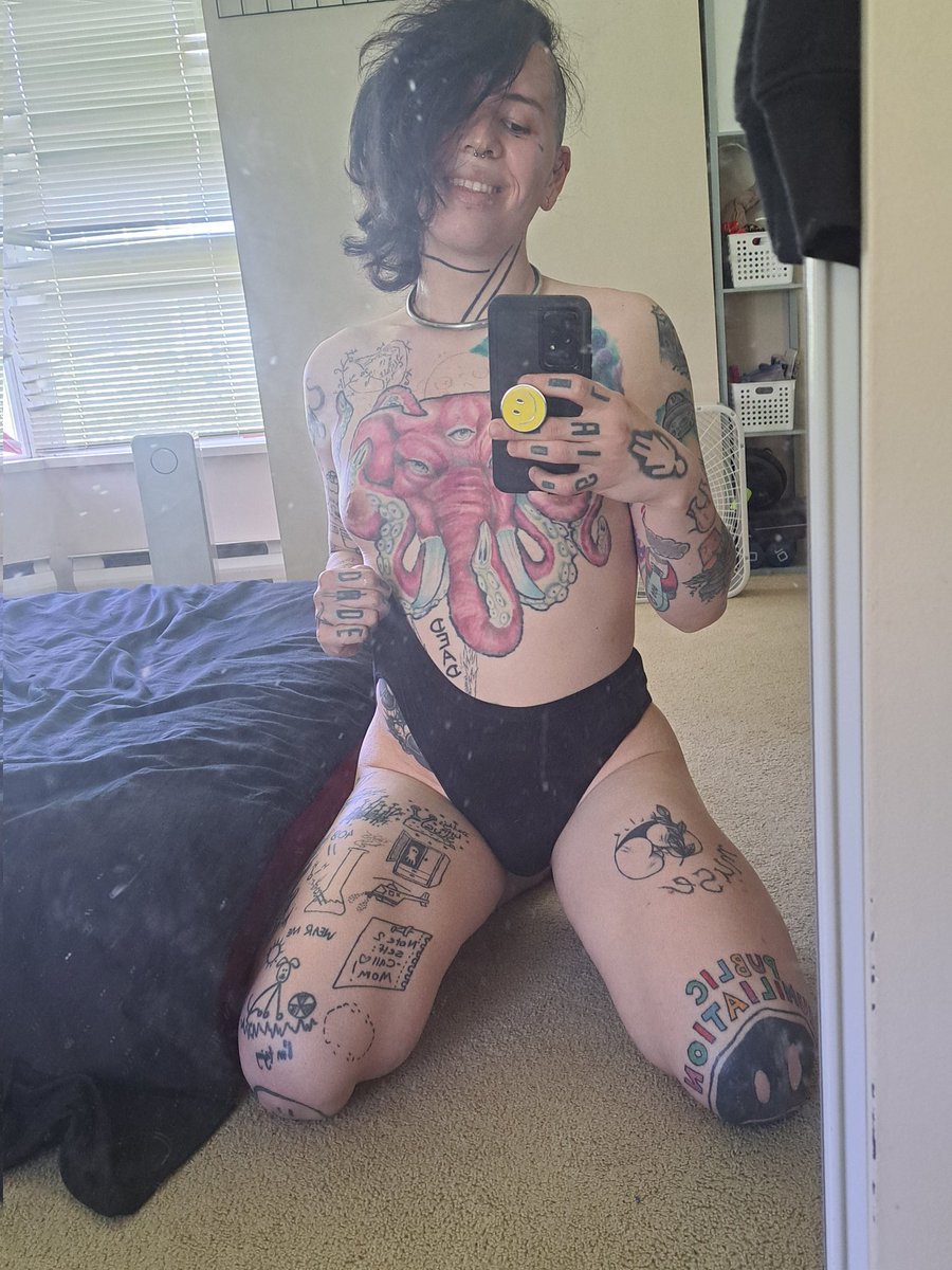 doomerkittenxo's tweet photo. i bet you're too chicken to make me clean my mirrors 😇 https://t.co/m798QBW6Qb