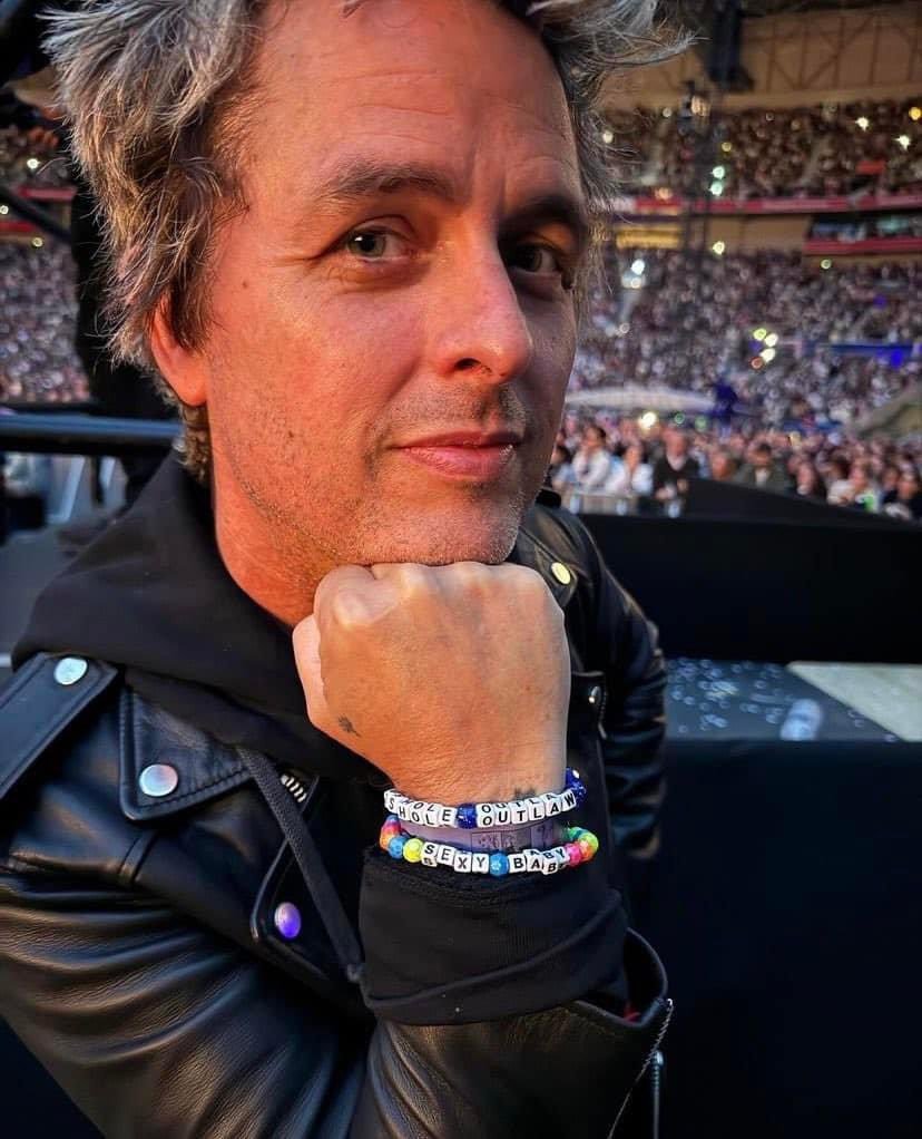 porqueTTarg's tweet photo. "Taylor Swift: 

Porque Billie Joe Armstrong, cantante de Green Day, elogió a Taylor Swift después de asistir a 'The Eras Tour' en Lyon.

“Gran producción. Buena voz. Gran animador. Gran composición. La gente incluso compartió conmigo algunas pulseras de la amistad”. https://t.co/Djg4oDbGB8