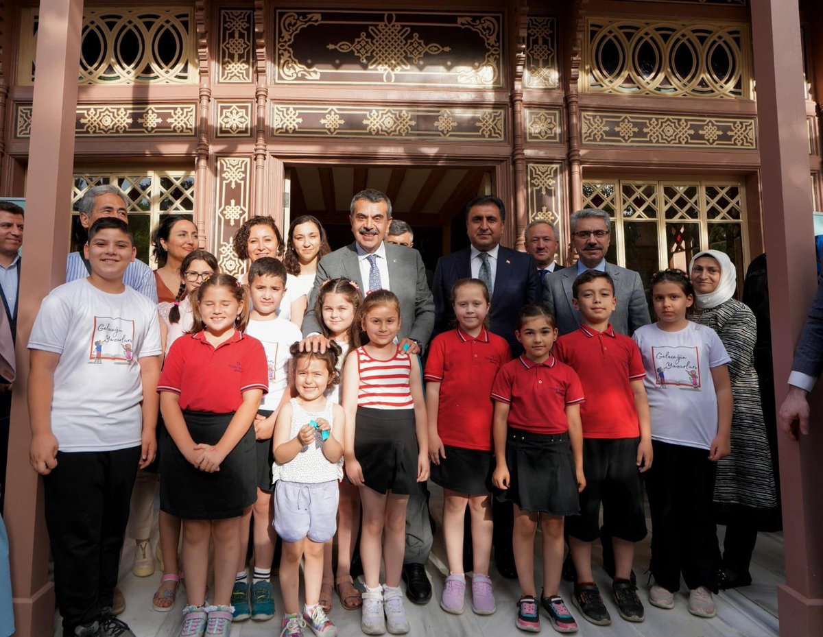 MucahitYentur's tweet photo. Kalemin ve kelâmın gücüne inanıyoruz. Çocuklarımızın kelimelerle kurduğu ünsiyetin, onlara önemli kapılar açacağını biliyoruz. Bugün Sn. Bakanımız Yusuf Tekin’in teşrifleriyle açtığımız Av Köşkü’nde çocuklarımız, yazarlık yolculuğunda değerli bilgilerle donanacak. Hayırlı olsun. https://t.co/7gBR5lu0D6