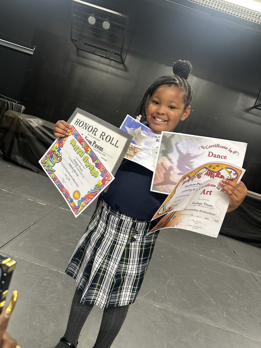 mallymizz's tweet photo. My baby received 6 awards today!🥳🎈🥹Proud is an UNDERSTATEMENT! You go baby😘😘❤️❤️ #PownsShit https://t.co/WbH6IRtWHe
