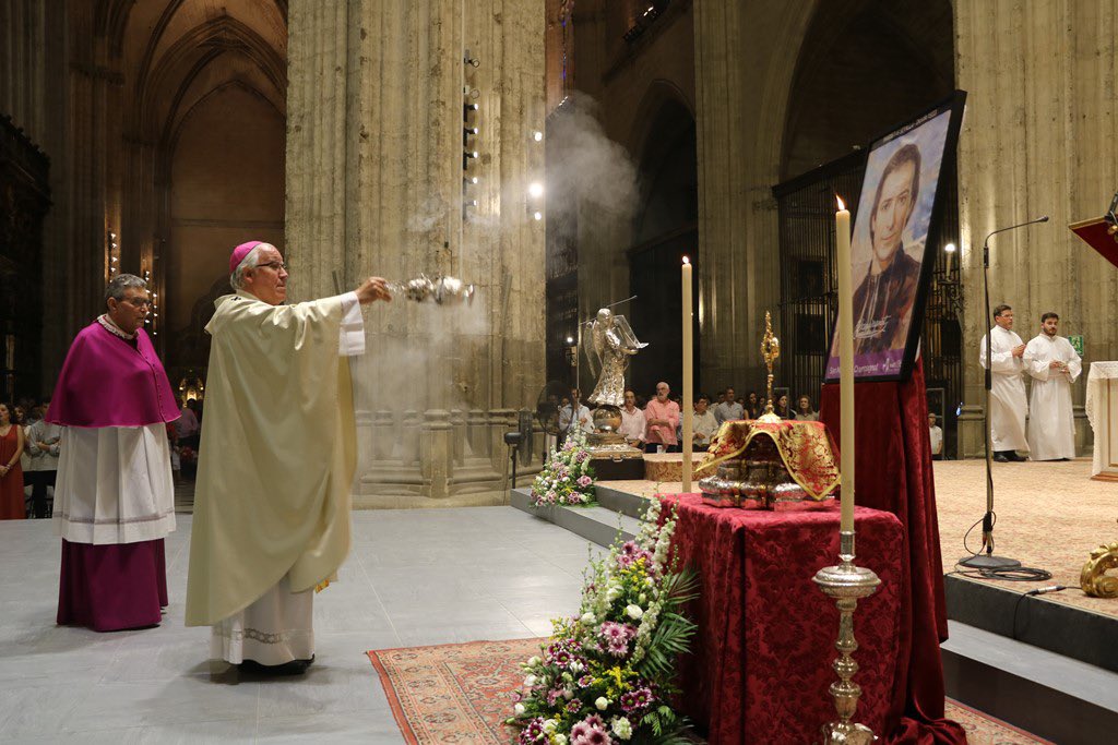 ArzobispoSaiz's tweet photo. La familia Marista está de fiesta: Celebramos la fiesta de San Marcelino Champagnat; conmemoramos los 90 años de la presencia marista en Sevilla, en el colegio san Fernando; y celebramos también los 25 años de la canonización de san Marcelino. 
            Hoy es un día grande, de gozo, de alegría y acción de gracias a Dios por todo el amor, por toda la gracia, por todo el trabajo realizado a lo largo de estos 90 años.