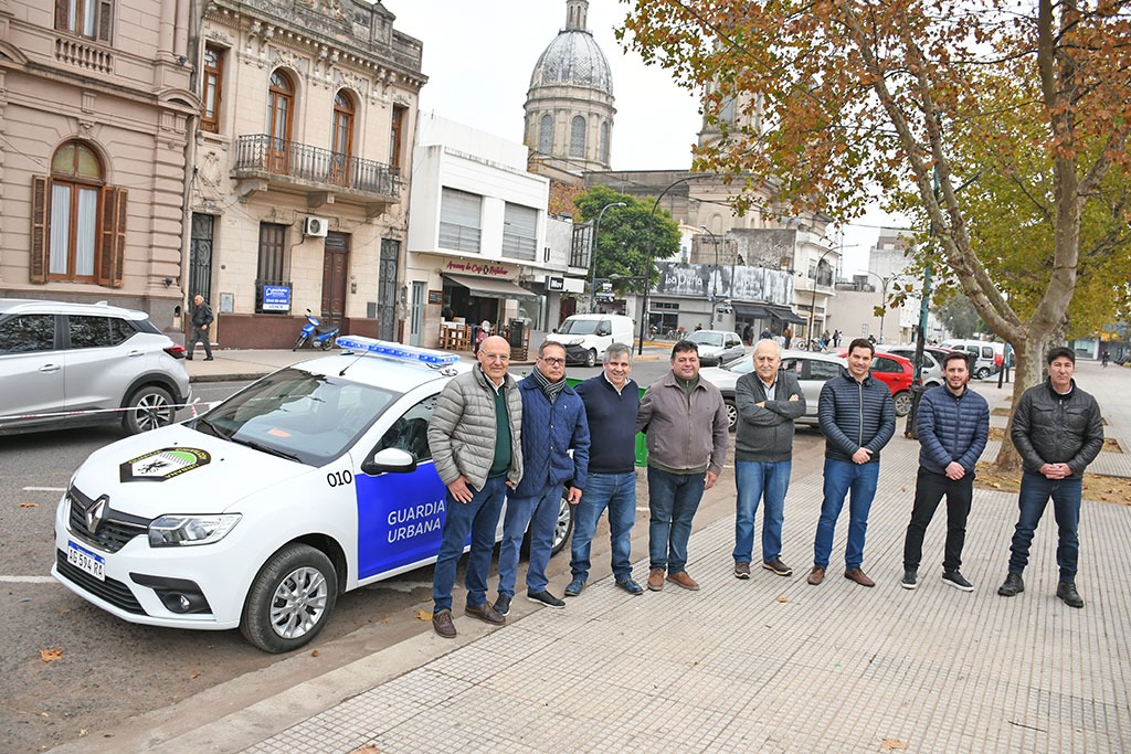 ⭕ SEGURIDAD

👉El Municipio sigue dotando su flota: Fue presentado un nuevo móvil que se suma a Guardia Urbana

facebook.com/share/p/Q4nGYj…