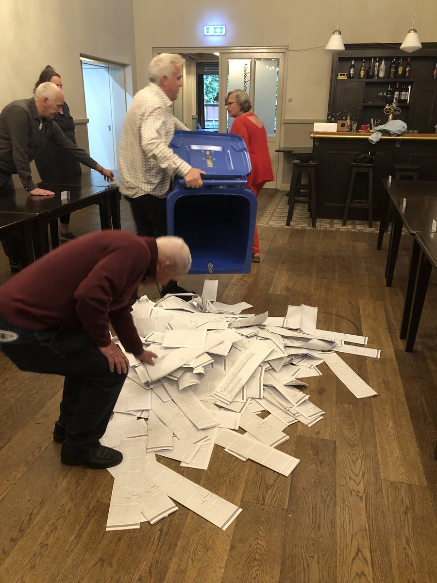 Kleppermenneke's tweet photo. Ook in Esbeek (gemeente Hilvarenbeek) kon er gestemd worden voor de Europese verkiezingen. De stemmen zijn geteld, nog even wachten tot het bekend wordt gemaakt. 
#Esbeek #Hilvarenbeek #EP24 https://t.co/MUYvmta3Hw
