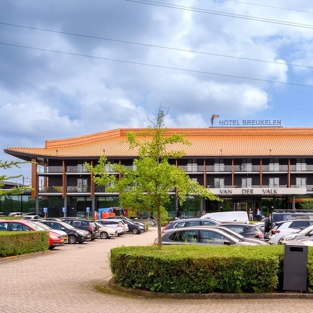 Van der Valk Breukelen was het eerste restaurant waar ik heel, heel, héél graag naartoe wilde. Deze week ging ik eindelijk, voor <a href="/volkskrantmag/">Volkskrant Magazine</a> . Maar is het eigenlijk wel verstandig je jeugdhelden te ontmoeten? Lees het hier, met onverwachte afloop. volkskrant.nl/volkskrant-mag…