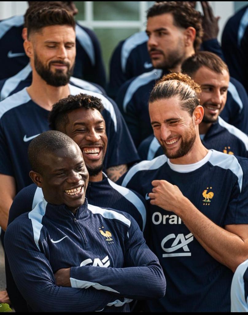 ضحكة كانتي قبل لقطة الصورة الجماعية 😆💛💛!