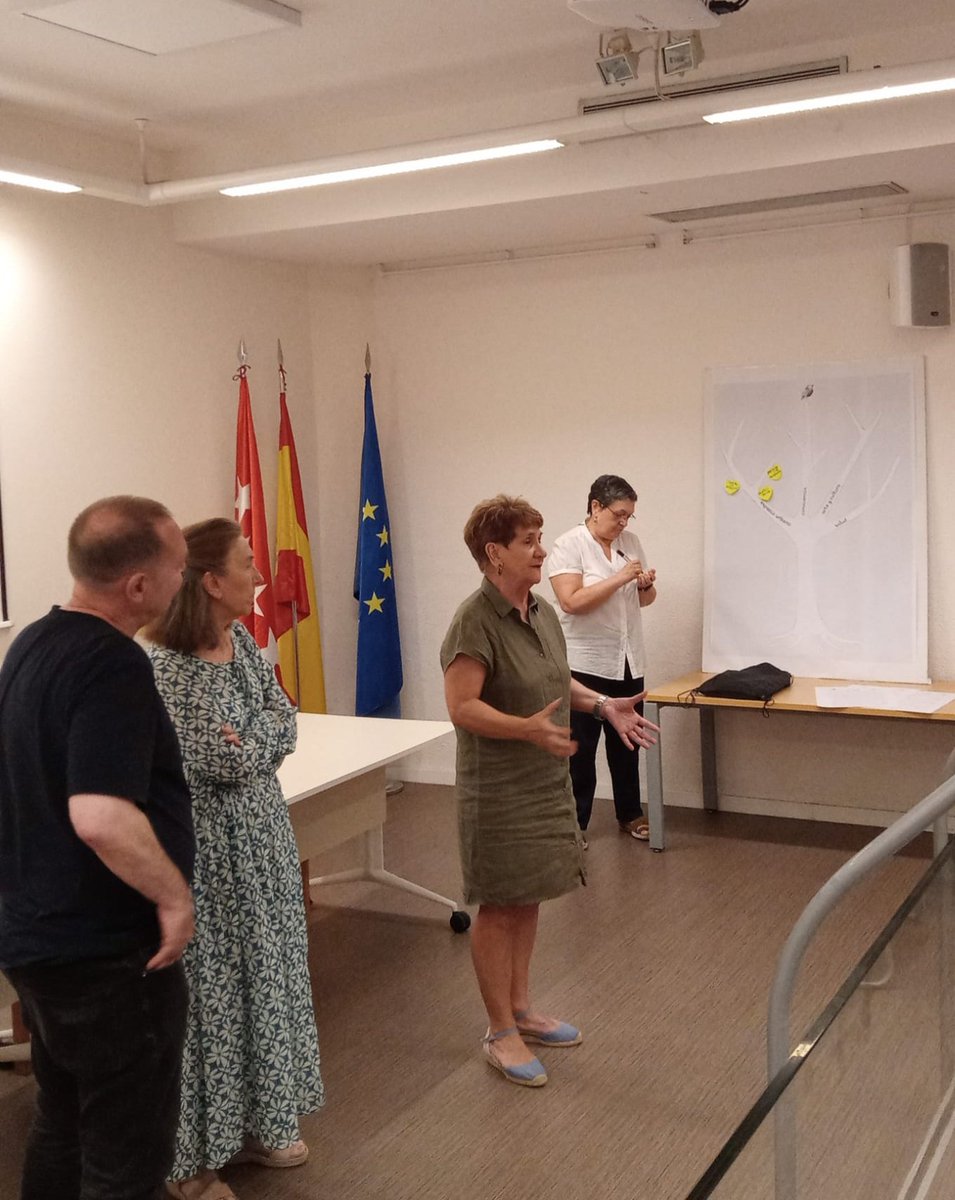 CasaChamberi's tweet photo. Acabamos el conversatorio sobre la experiencia de Parque Sí. 
Aprendizajes: importancia de la sociedad civil , perseverancia, inteligencia colectiva, objetivos concretos, apoyo mutuo, necesidad de relevo generacional.
Mañana continuamos ya en @CasaChamberi , Balmes 1. https://t.co/djlpqCS3Y9