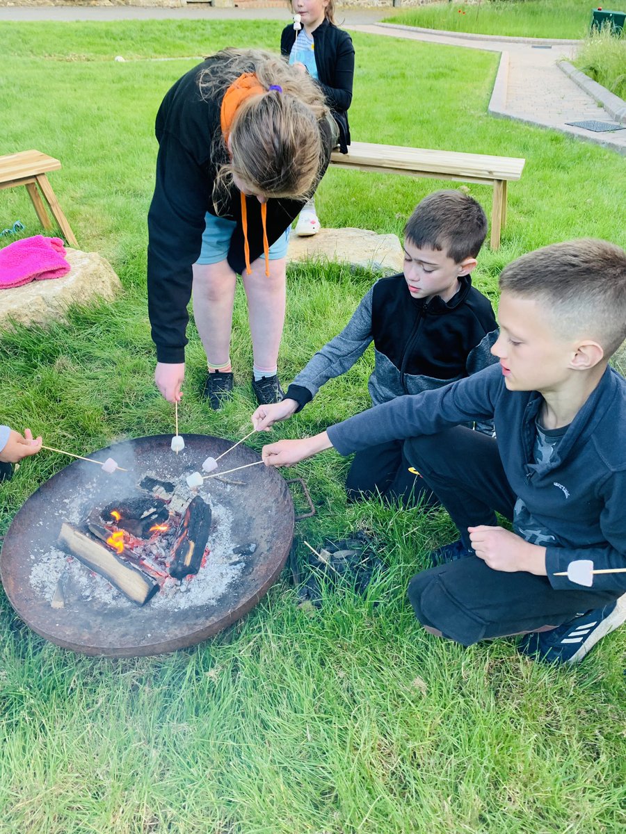 ysgol_y_dderi's tweet photo. Datblygu sgiliau cynnau tân gan ddefnyddio ffon wreichion a mwynhau straeon o gwmpas y tân 🔥🪵📚🧝🏼♂️🧝🏽 @PentreIfan #malwsmelys #awyriach #PentreIfan2024 https://t.co/6pHMQ7bDrH