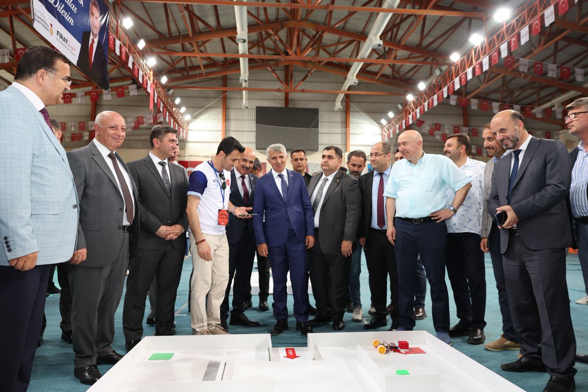 tconikisubat's tweet image. Kaymakamımız Salih ÇİĞDEM, @onikisubatmem tarafından düzenlenen #RobotikKodlama ve #TeknolojiFestivali #ödülTörenine katıldı. Törende, yarışmalarda dereceye giren takımlara #ödülleri protokol üyeleri tarafından takdim edildi.
🏠onikisubat.gov.tr/robotik-ve-tek…